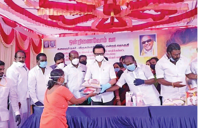 ஸ்டாலின் நிவாரணம் வழங்கியபோது...