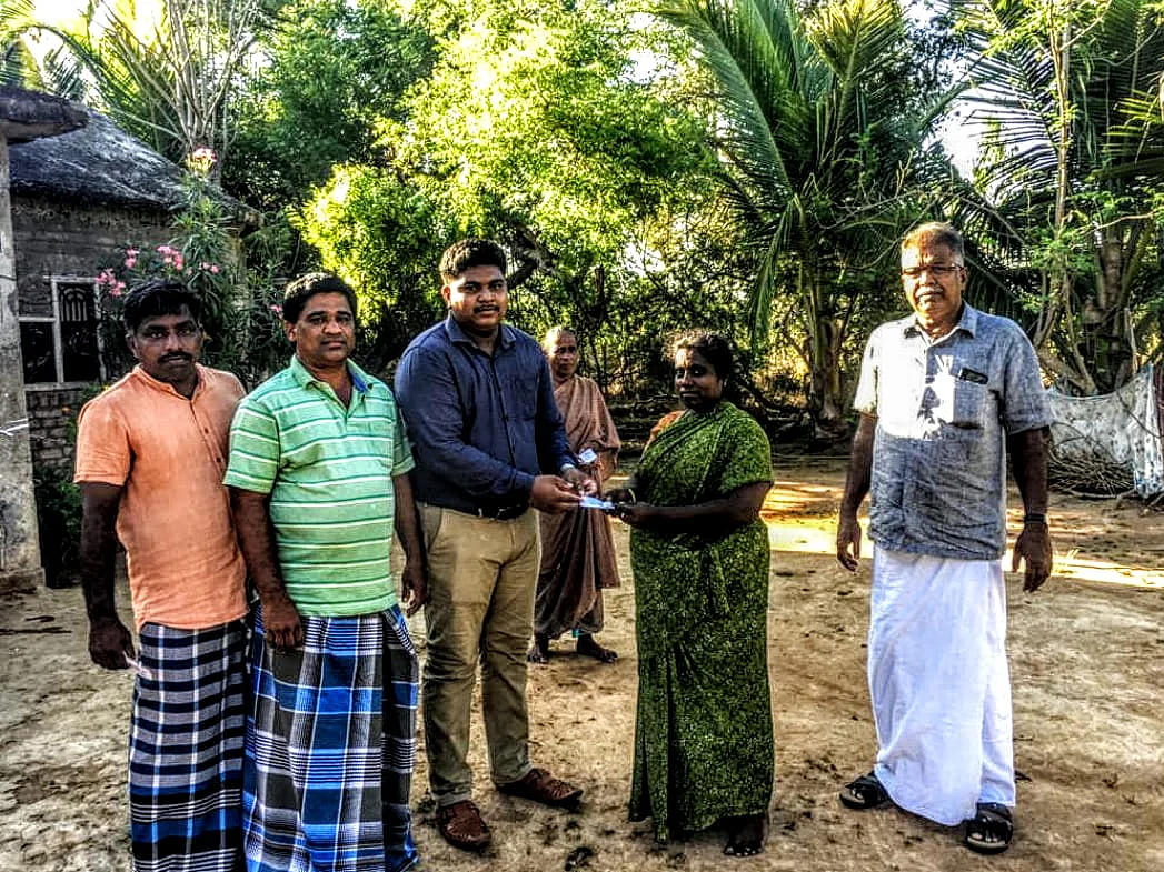 `560 குடும்பங்கள்; 3,000 பேர்!’ - வீடு தேடிச் சென்று உதவிய தஞ்சை ஹோமியோபதி மருத்துவர்