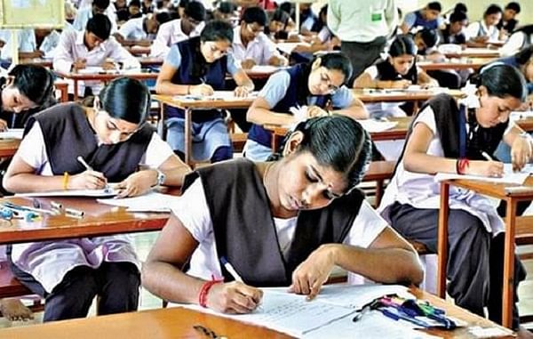 தேர்வு எழுதும் மாணவ, மாணவிகள்
