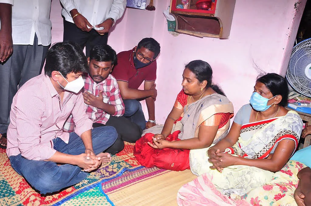ஆறுதல் கூறும் உதயநிதி ஸ்டாலின்