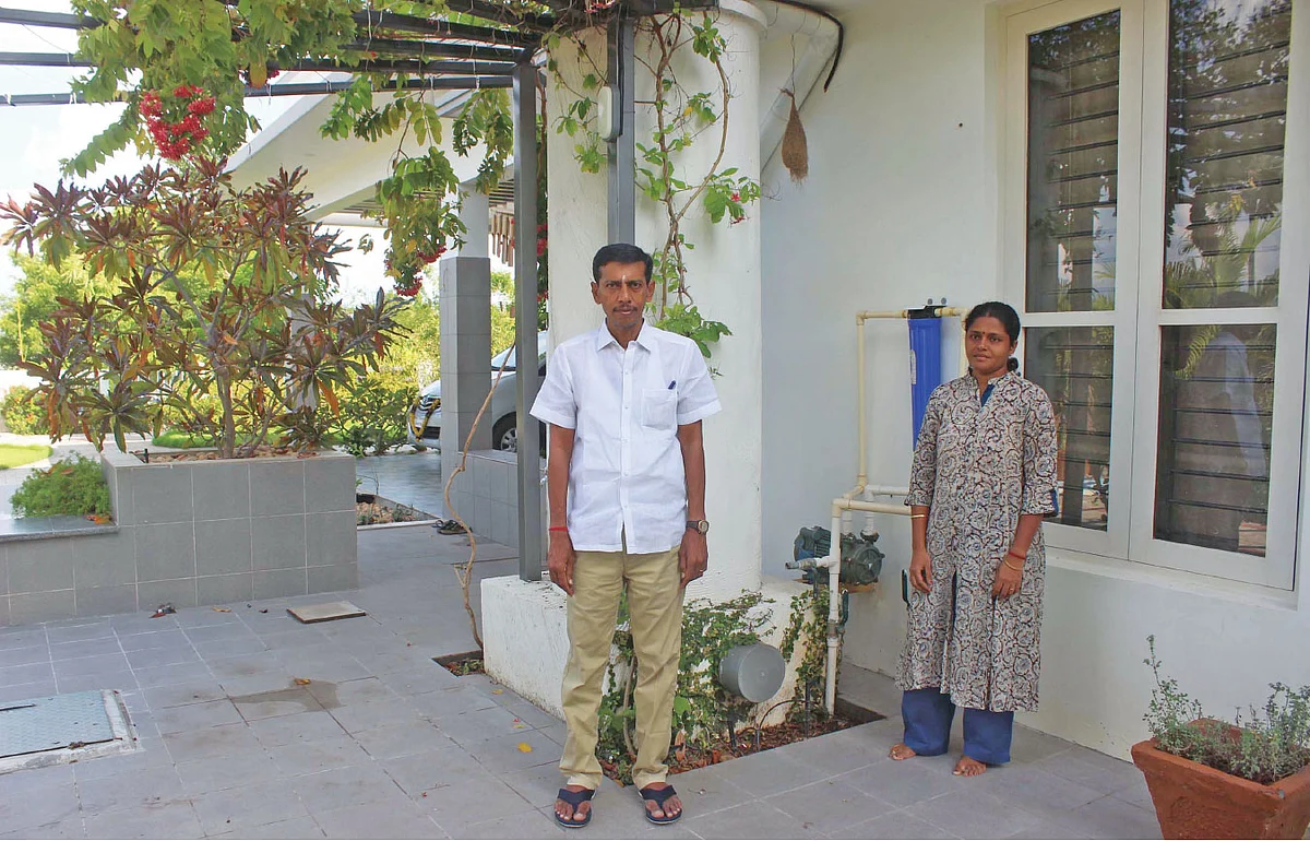 வீட்டின் மழைநீர் சேகரிக்கும் அமைப்புடன் பாலசுப்ரமணியன்-யசோதா தம்பதி