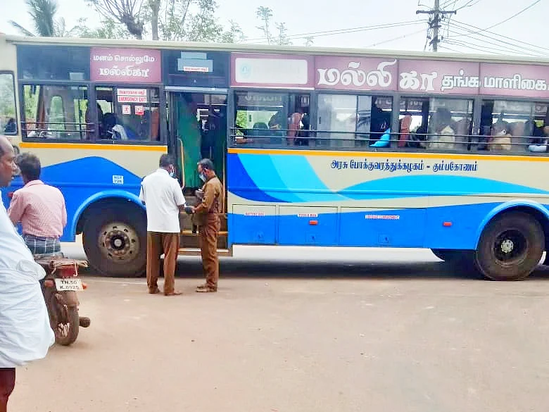 `அரசுப் பேருந்துகளில் காணாமல் போன தனிமனித இடைவெளி!’ - மறைமுக உத்தரவு காரணமா?