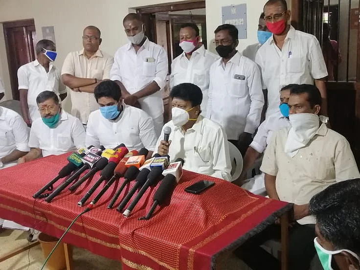 `டீக்கடை வைத்திருந்தவரை பெரிய ஆளாக உயர்த்தினேன்!' - மன்னார்குடி விழாவில் திவாகரன்
