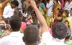 சென்னை:`கொரோனா பரவினால் வழக்கு' -அதிகாரிகளுக்கு அதிர்ச்சி கொடுத்த ரகசியத் திருமணம்