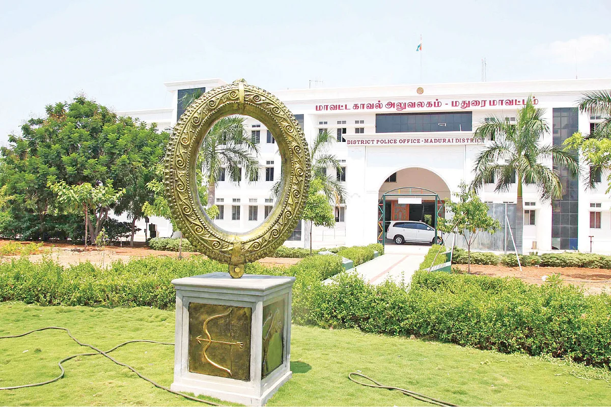 அலுவலக முகப்பில் வரவேற்கும் சிலப்பதிகார காட்சியின் சிலம்பு