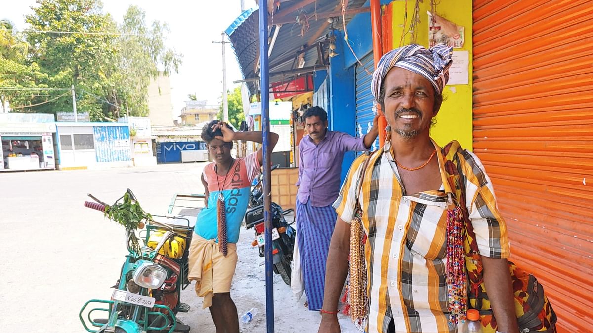 பாசிமணி விற்கும் நம்பியார் 
