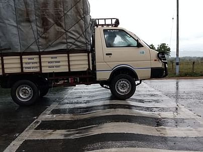 அடிக்கடி விபத்து; வேகத்தடைகளுக்கு பெயின்ட் அடித்து சமூக சேவகியான பெண் மருத்துவர்!