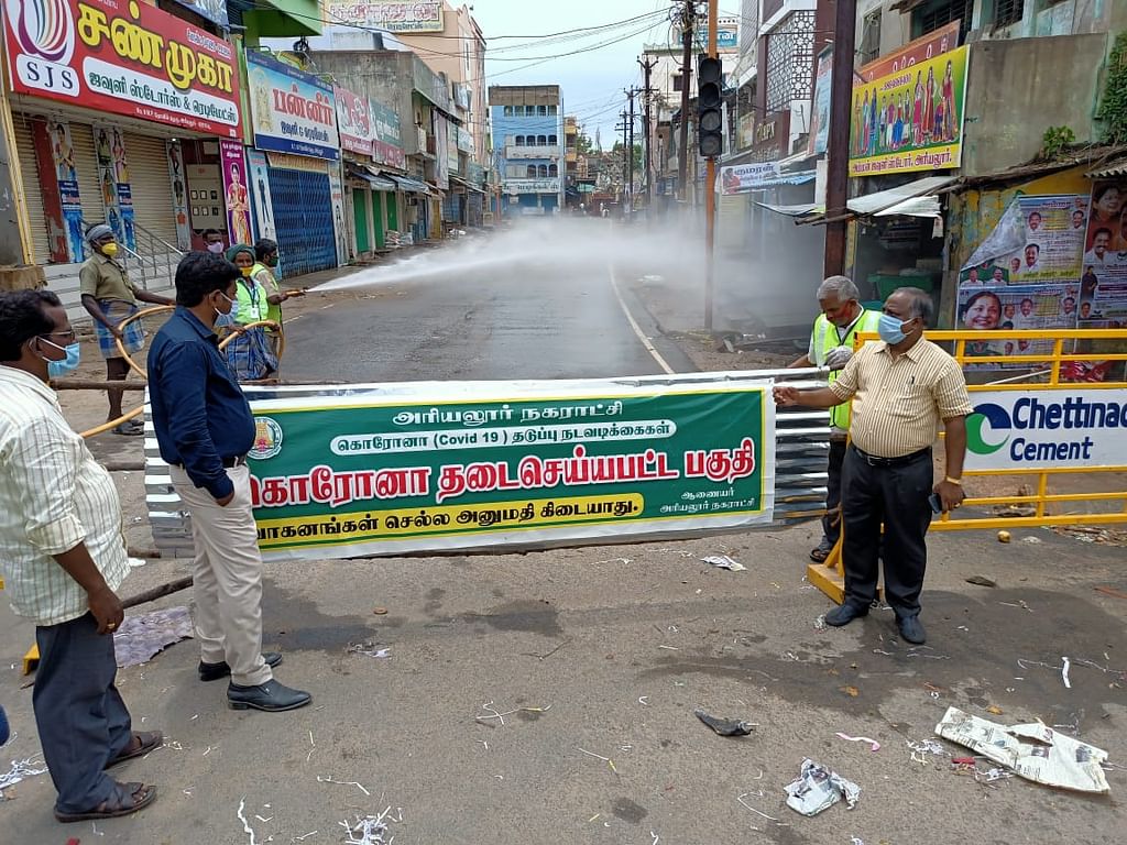 ஆய்வு செய்யும் அதிகாரிகள்