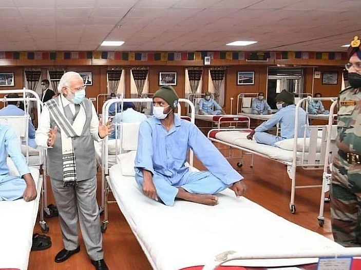 மோடி எல்லைக்குச் சென்றாரா... செட்டப்பா?! - கோபண்ணா vs நாராயணன்