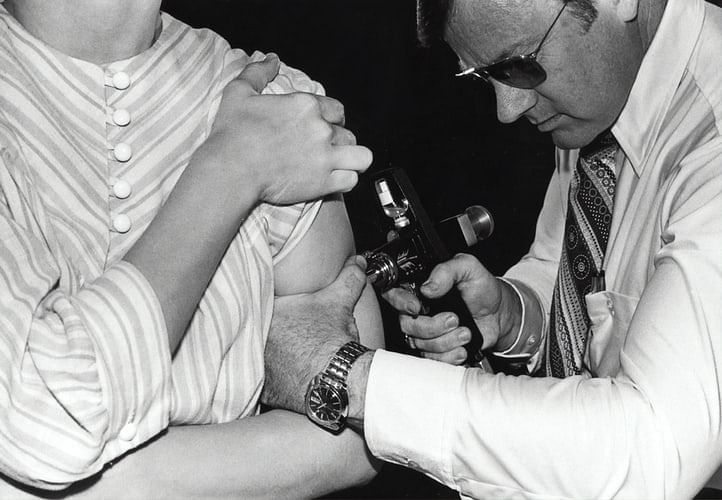 1976-ம் ஆண்டு, இளைஞர் ஒருவருக்கு பன்றிக்காய்ச்சல் தடுப்பு மருந்து செலுத்திய வரலாற்று ஒளிப்படம்