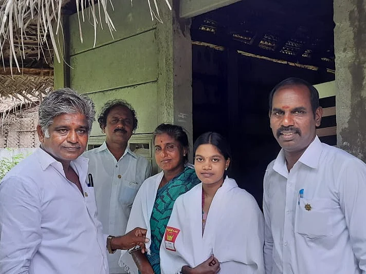 நாகை: `மாவட்டத்தில் முதலிடம்; ஐ.ஏ.எஸ் கனவு!’ - சாதித்த மாற்றுத்திறனாளி பெண்ணின் மகள்