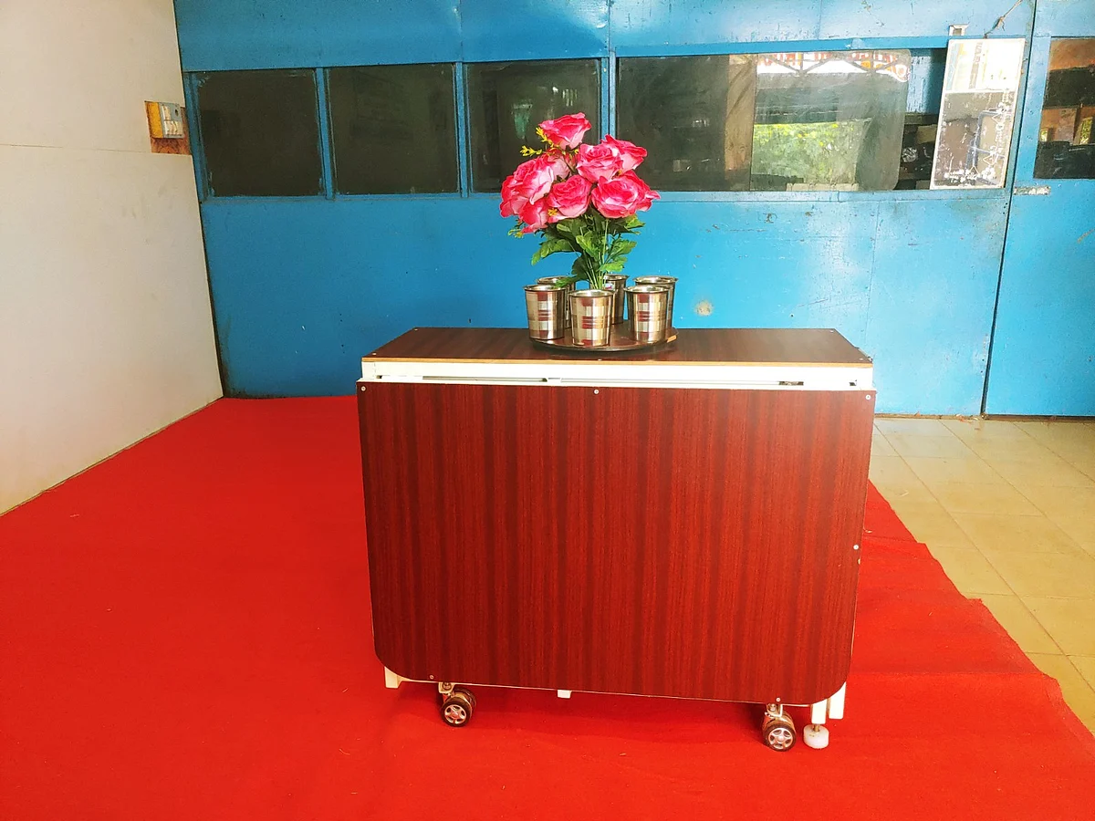 அலங்காரப் பூச்செடி வைக்கும் மேஜையாக...