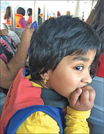 கடலை அச்சத்துடன் பார்க்கும் அம்மு...