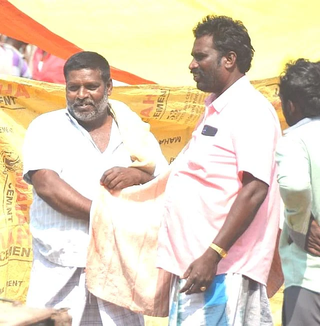 துணியால் கைகளை மறைத்து விரல்களால் விலை பேசுகிறார்கள்