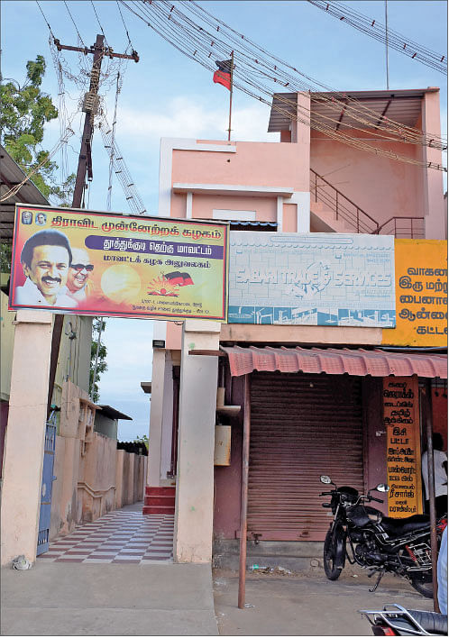 அ.தி.மு.க அமைச்சர்களுடன் தொடர்பு... பணம் கொடுத்தால்
கட்சிப் பதவி!