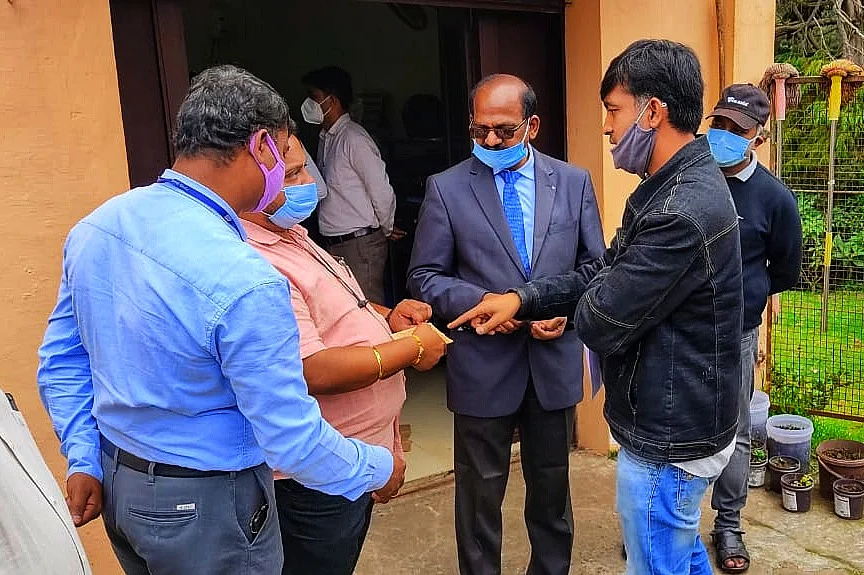 சீல் வைத்த அதிகாரிகள்.