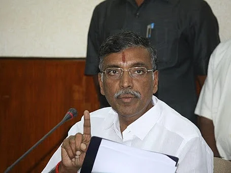`தன் நிர்வாகத் திறன் இன்மையை மறைக்கவே ரெய்டு!’ - ஸ்டாலினை விமர்சித்த ஓ.பி.எஸ் - இ.பி.எஸ்