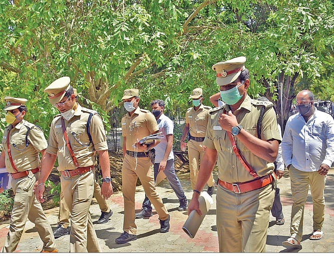 “உன்னால ஒண்ணும் புடுங்க முடியாதுடா!” - காக்கிகளின் கலவரமூட்டும் மறுபக்கம்...