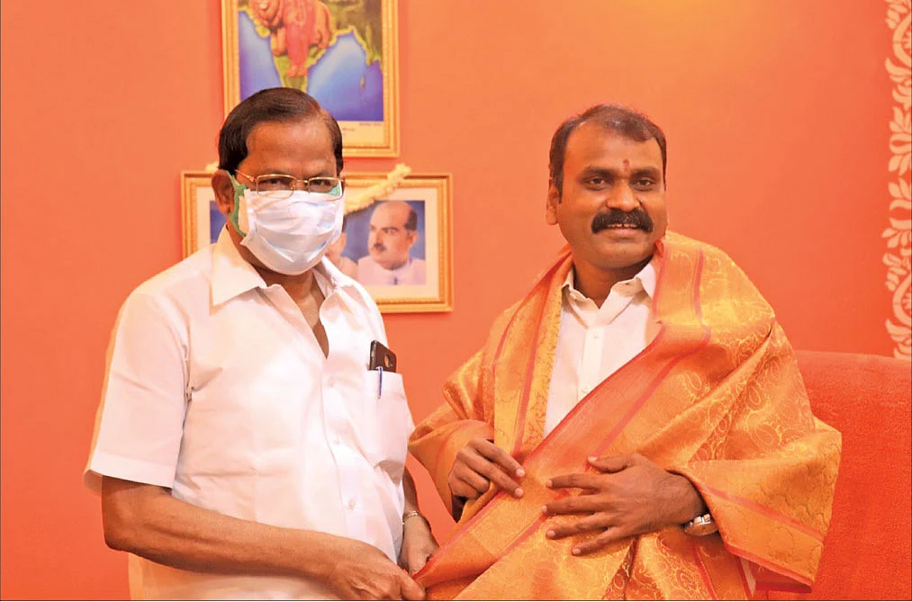 வி.பி.துரைசாமியுடன் முருகன்
