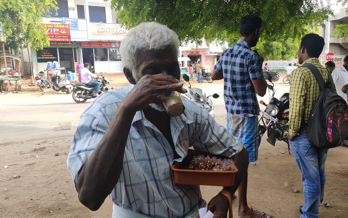 கரூர்: `பலவேளைகள்ல டீதான் மதியசாப்பாடு!’ - கலங்கும் கடலை விற்கும் பெரியவர்