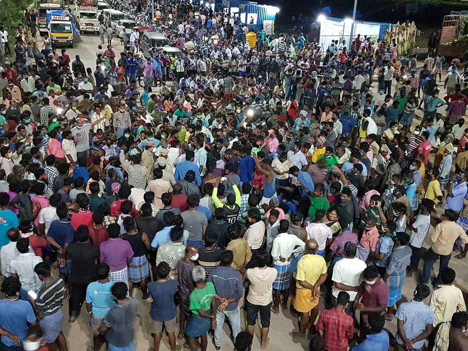திருமழிசை: `வண்டிக்கு 50 ரூபாய்; டோக்கன் கொள்ளை?!’ - போராட்டத்தில் குதித்த வியாபாரிகள்