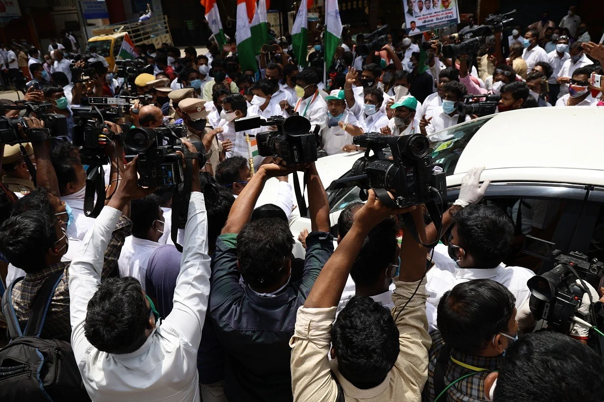 சமூக இடைவெளி கடைப்பிடிக்காத காங்கிரஸ் போராட்டம்