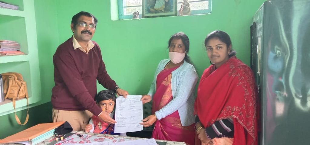 மகளை அரசுப் பள்ளியில் சேர்த்த கல்வி அலுவலர் கார்த்திக்