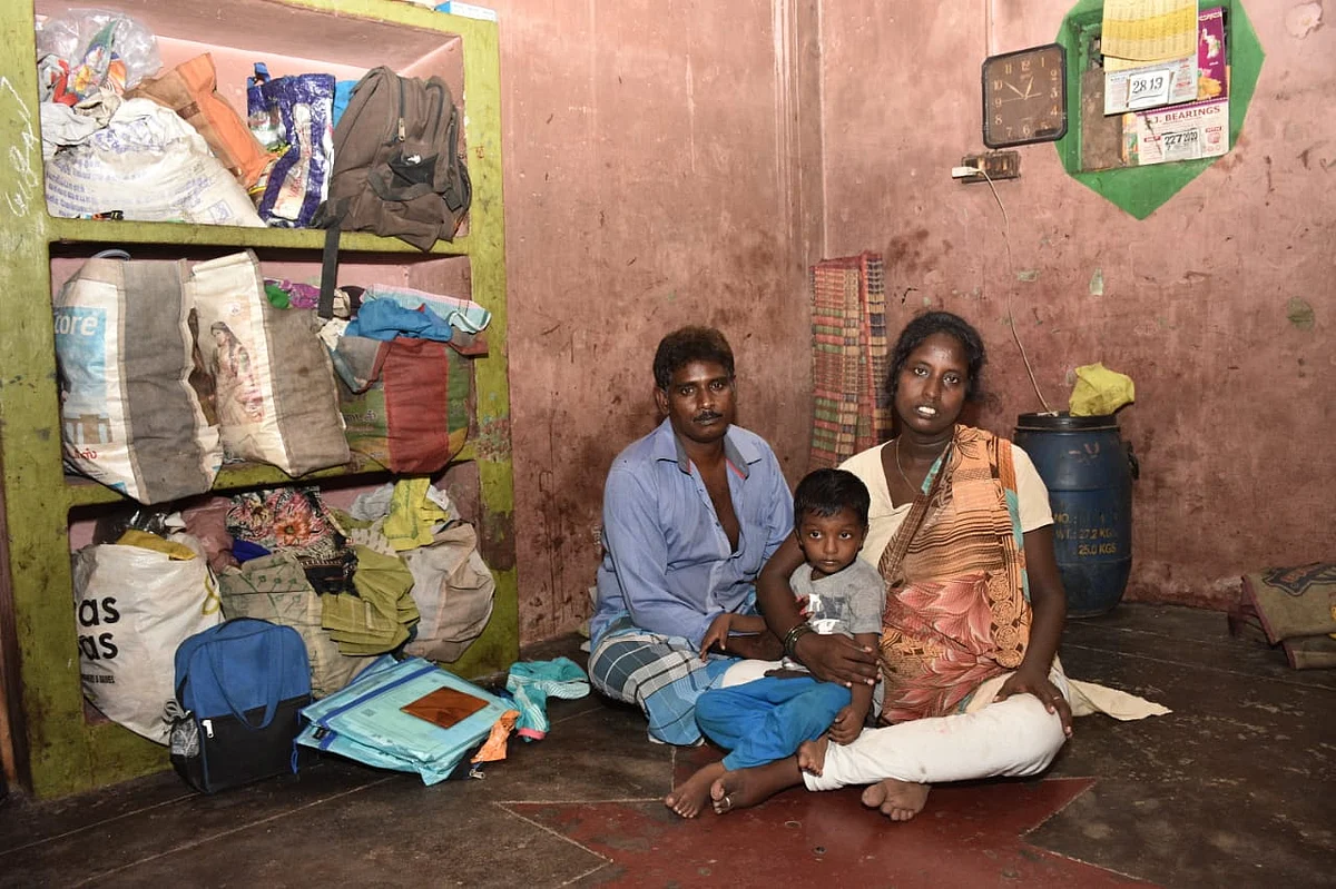 பெற்றோருடன் சந்தோஷ்