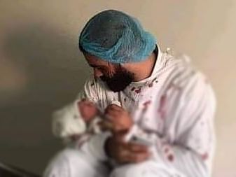 Lebanon:`வெடி விபத்தின்போது  பிறந்த குழந்தை!' - ரத்தக் கறையுடன் அணைத்து நிற்கும் தந்தை #Viral