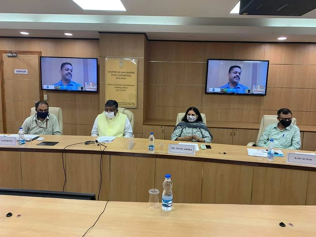 போட்டி முடிவை அறிவிக்கும் மத்திய அமைச்சர் ரவிசங்கர் பிரசாத்
