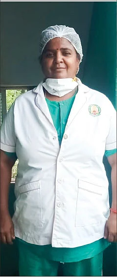 சாமியைக் கும்பிட்ட தேவி...
தேவியைக் கும்பிட்ட அர்ச்சகர்! - கோபால் தேவி