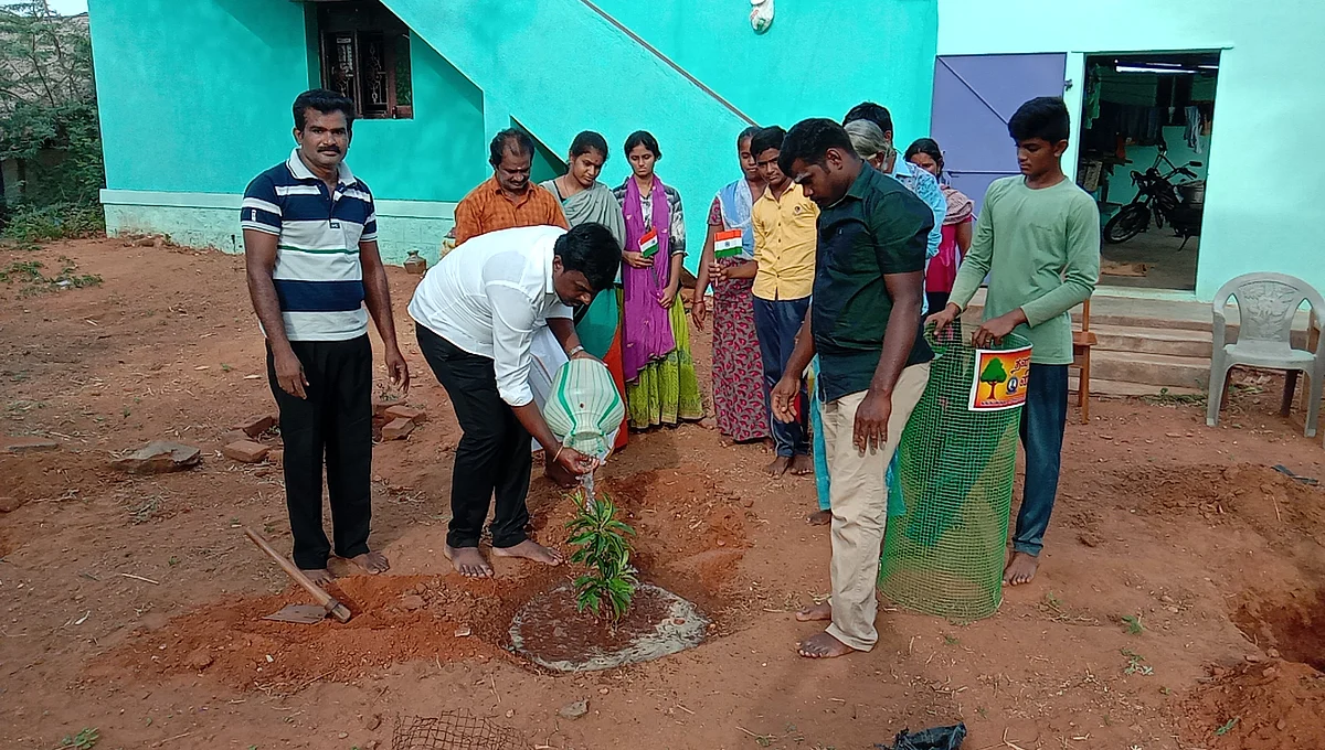 மரக்கன்று நடும் சதாசிவம்
