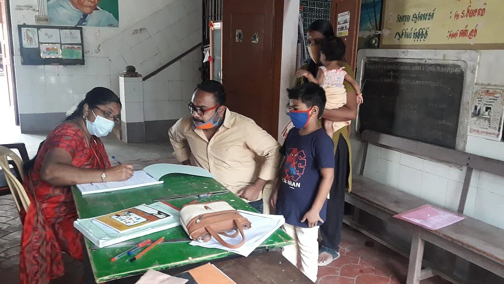 பள்ளியில் நடைபெறும் அட்மிஷன்