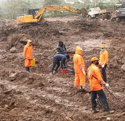ரேடார் கருவி கொண்டு ஆய்வு செய்யும் மீட்புக்குழு