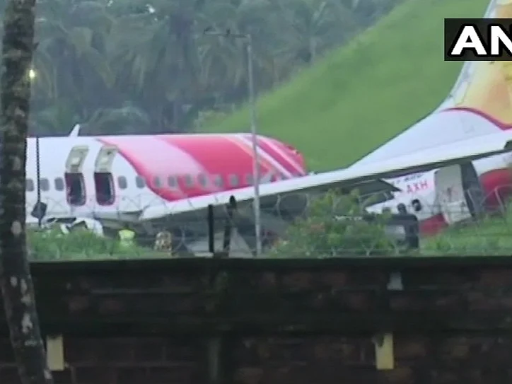 AirCrash: `பதறிய குழந்தைகள்; ரத்தம் படிந்த துணிகள்!’ - நேரில் பார்த்தவர்கள் விவரித்த துயரம்