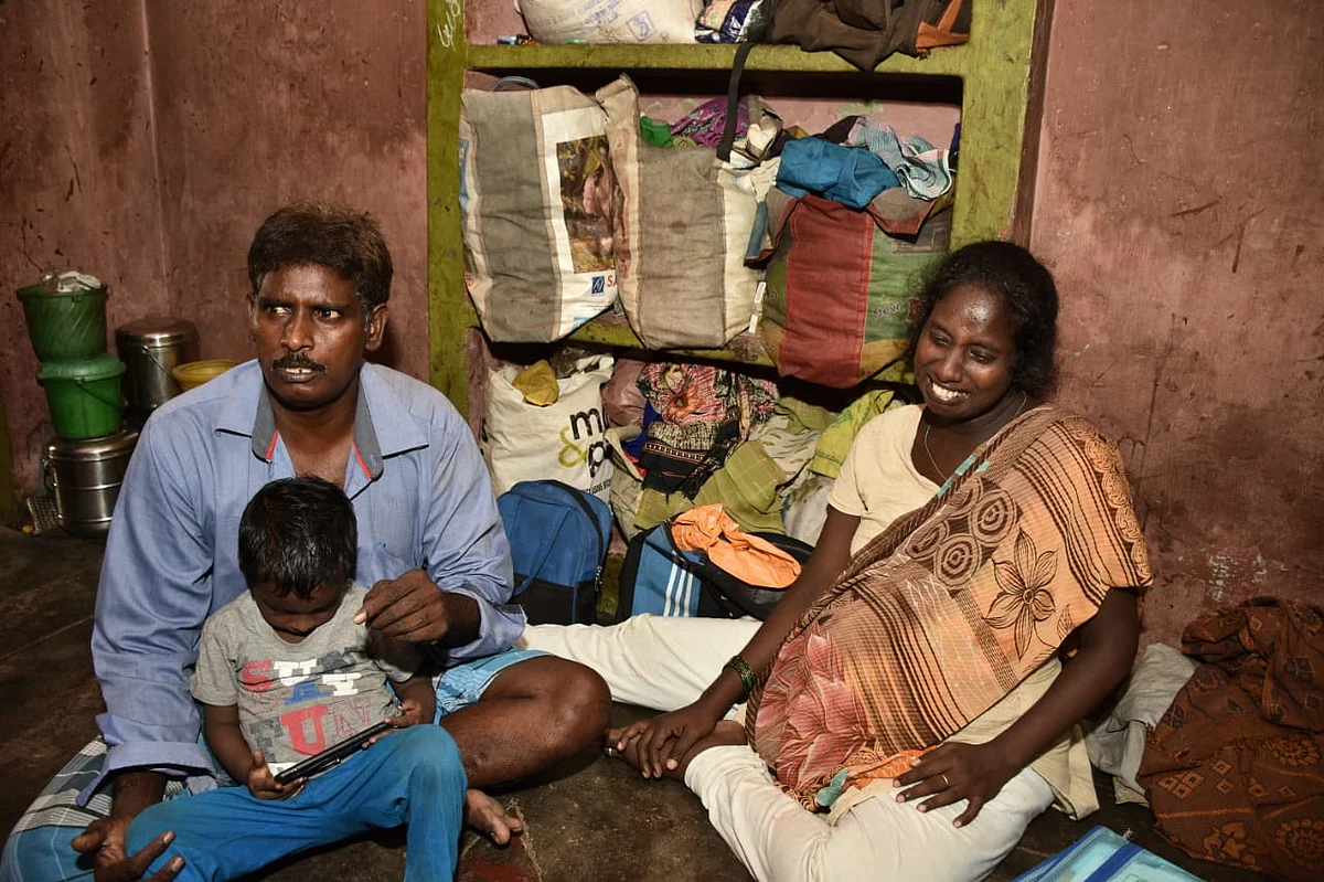 பெற்றோருடன் சந்தோஷ்