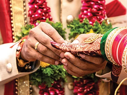 தலித்துகளுக்கு ஊர்க் கட்டுப்பாடு: உபி-யில் காவலர்கள் புடைசூழ பாதுகாப்புடன் நடந்த மணமகன் ஊர்வலம்!
