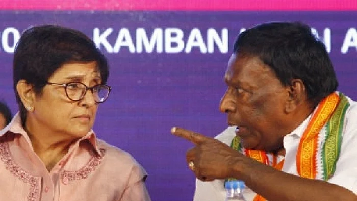 கிரண் பேடி - நாராயணசாமி