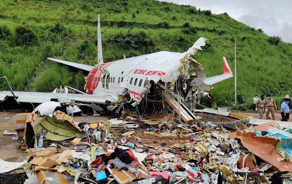 Самолет потерпел крушение на острове. Boeing 747 Air India катастрофа. Страшные авиакатастрофы.