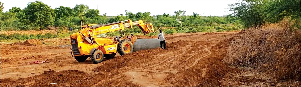 ‘‘ஒரு கோடி வரைக்கும் செலவு பண்ணியிருக்கோம்!’’
ஆற்றுக்குள்ளே சாலை...
அதிரடி காட்டிய ஆட்சியர்!