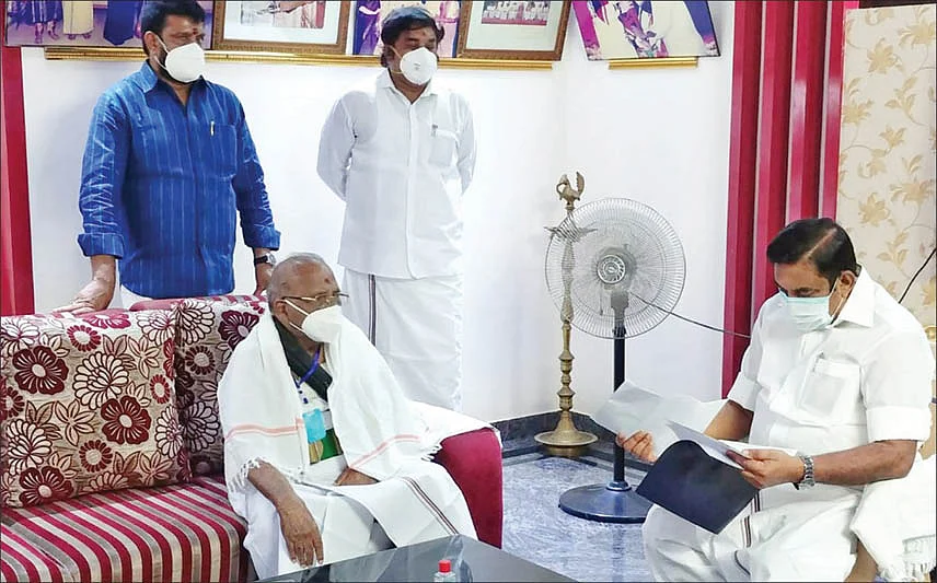 மதுசூதனனுடன் எடப்பாடி பழனிசாமி...
