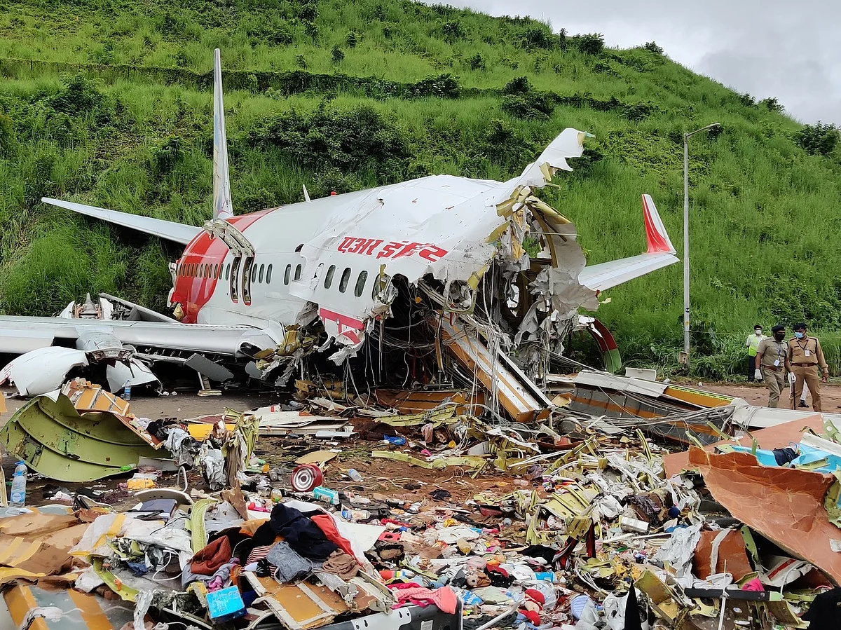 Air Crash: `முன் இருக்கையைக் கெட்டியாகப் பிடித்துக் கொண்டோம்!’ - காயமடைந்தவரின் வேதனை