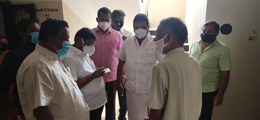 மாணவி வீட்டில்..