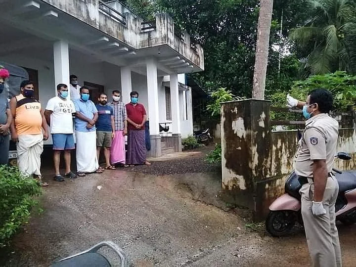 `போலீஸின் அதிகாரபூர்வ மரியாதையாகத் தெரியவில்லை!’ - கேரள வைரல் போட்டோவும் பின்னணியும்