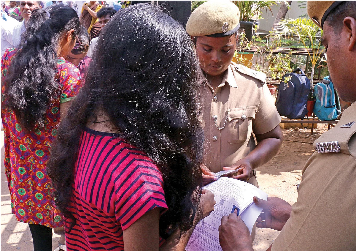 மயில்மீது காட்டும் கருணையைக் கொஞ்சம் மாணவர்களிடமும் காட்டுங்களேன்!
