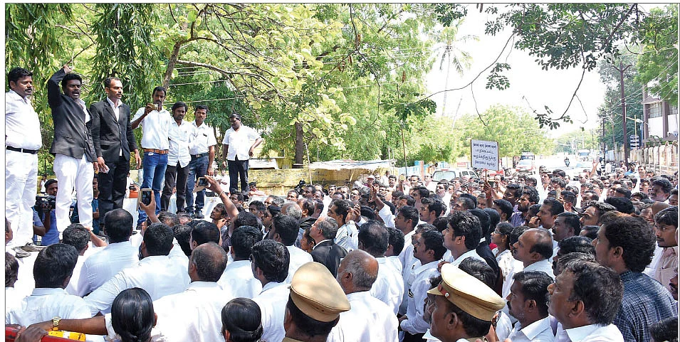நடவடிக்கை எடுக்கக்கோரி நடந்த போராட்டம்...