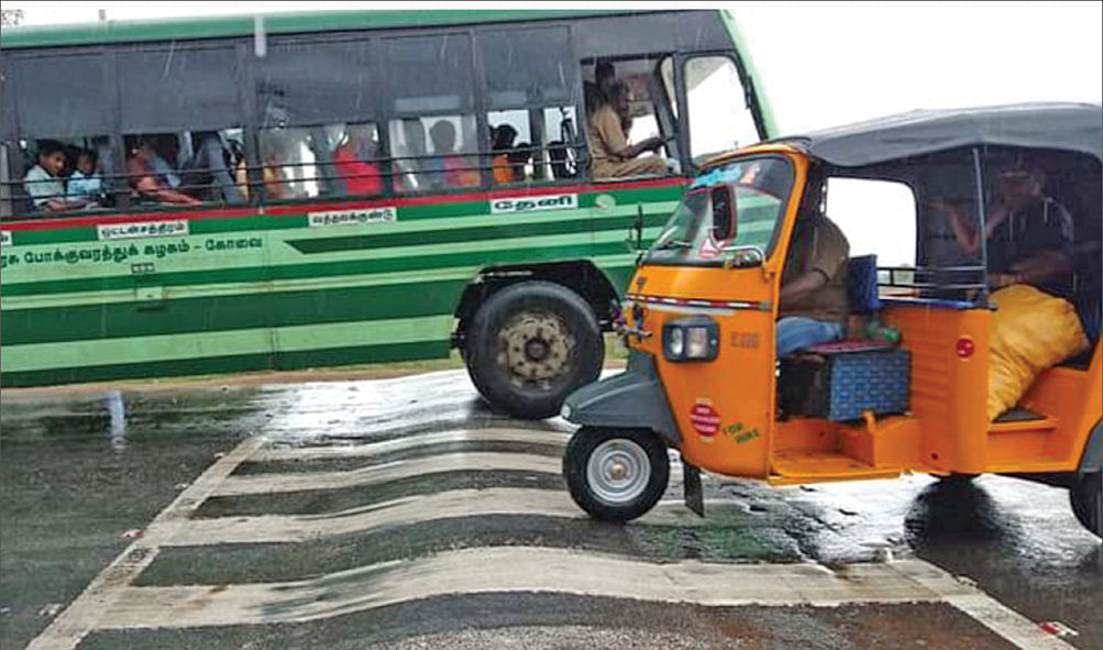 அச்சுறுத்தும் வேகத்தடைகள்... திடீரென்று முளைக்கும் பேரிகார்டுகள்