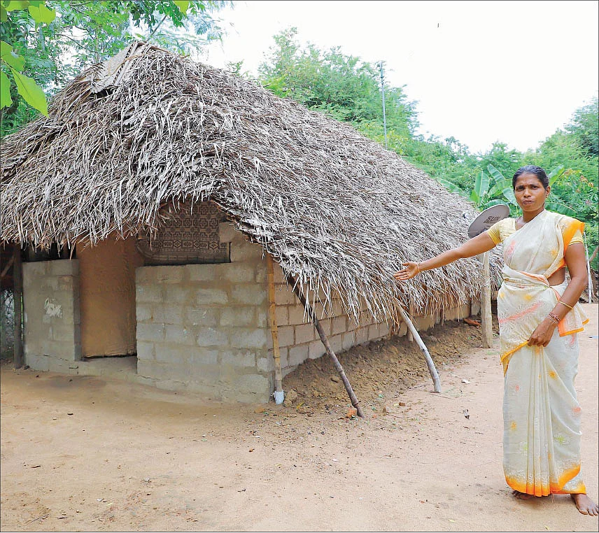 குடிசை வீட்டை காட்டும்
இளவரசி பாலமுருகன்