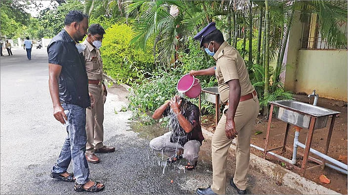 தருமபுரி ஆட்சியர் அலுவலகத்தில் தீக்குளிக்க முயன்றவர் மீட்பு