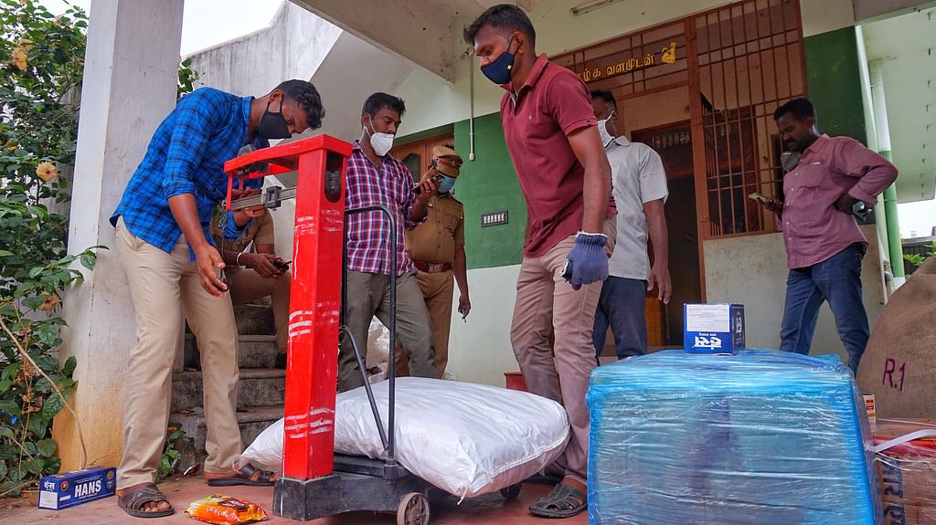 எடை போடப்படும் குட்காபெட்டிகள், மூட்டைகள்